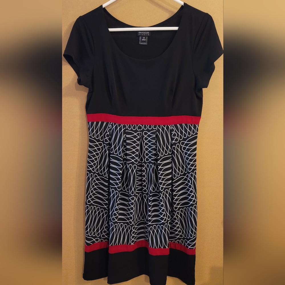 Enfocus Studio Dress Size 12 black red white Scoop Neck Stretch